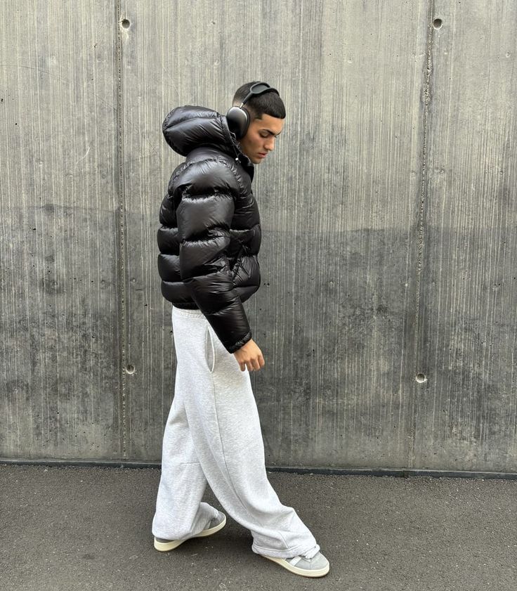 Modern Men's Puffer Jacket With Hooded Design 2